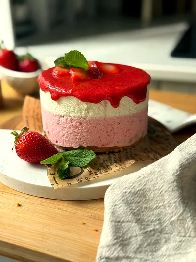 Mini White Chocolate Mousse & Strawberry Cake (10 cm)