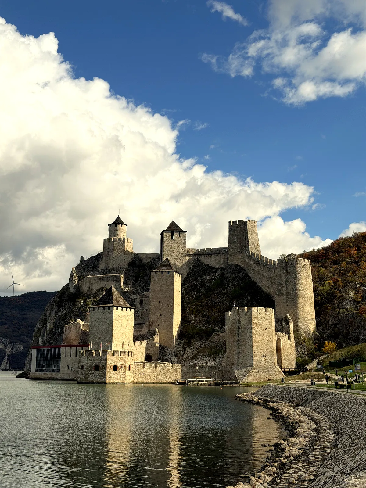 Cetatea Golubăț: O Bijuterie Medievală pe Malul Dunării