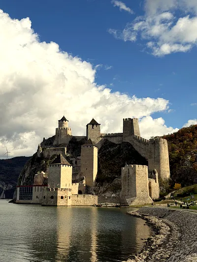 Cetatea Golubăț: O Bijuterie Medievală pe Malul Dunării