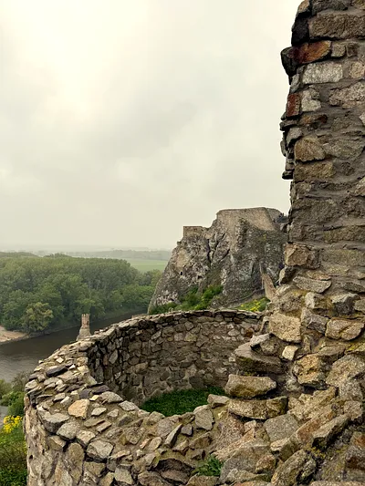 Cetatea Devín: O călătorie prin istorie pe malul Dunării, sub cerul de plumb