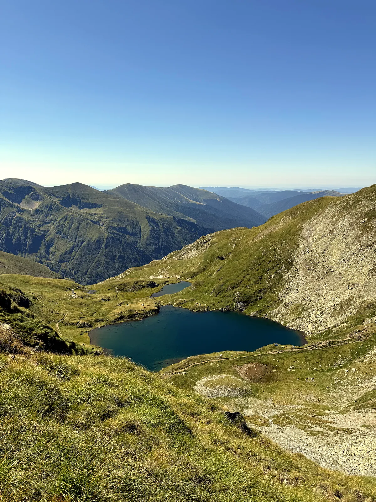 Relaxare la Lacul Capra: Reflectând pe malul apei