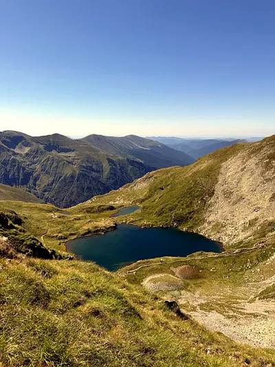 Relaxare la Lacul Capra: Reflectând pe malul apei